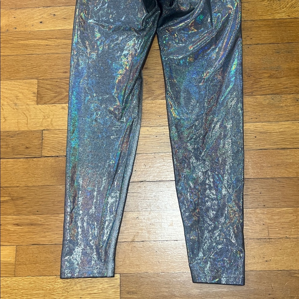Heroine Sport The Marvel Metallic Leggings in Platinum, size Medium - Picture 12 of 14